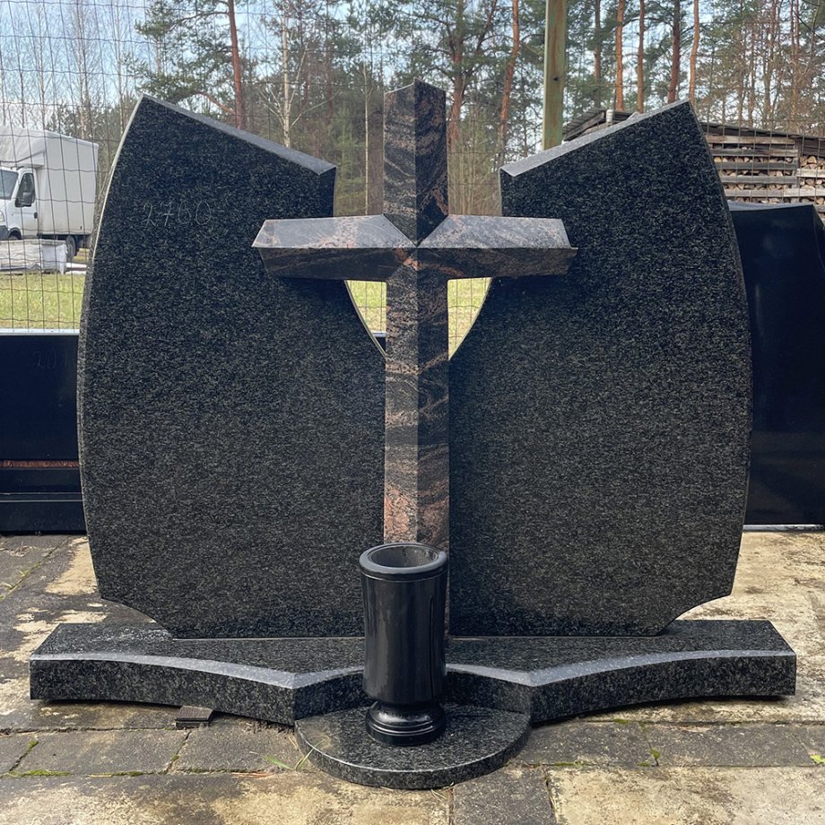 Divvietīgs piemineklis ar sarkanu granīta krustu un melnu granīta pamatu
