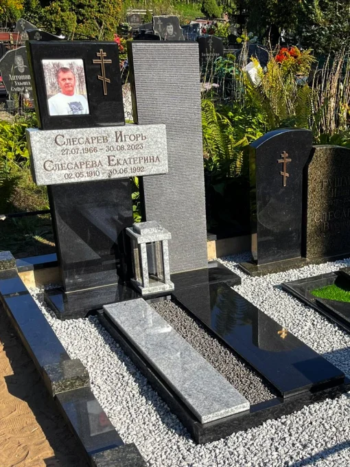 Прямоугольный памятник из трех плит