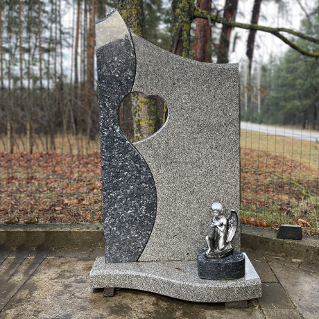 Izliektas formas kapu piemineklis ar sirds formas izgriezumu