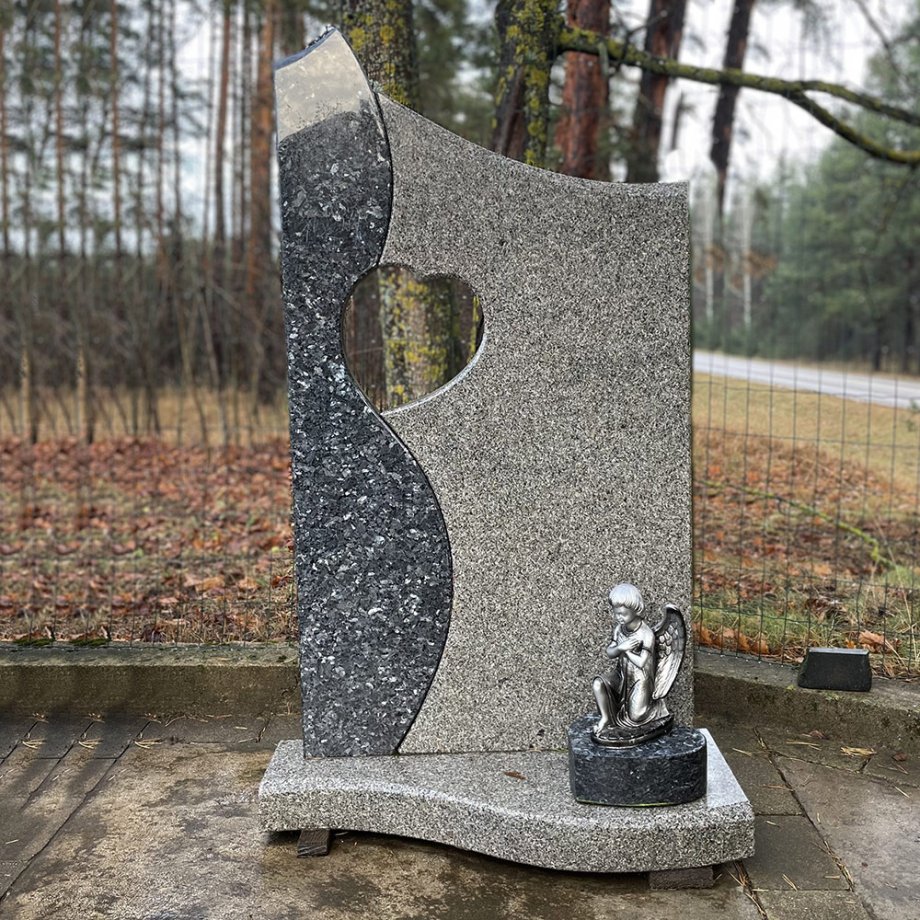 Izliektas formas kapu piemineklis ar sirds formas izgriezumu