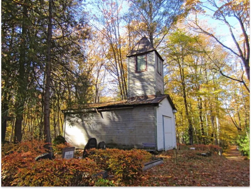 Зиепниеккалнсское кладбище Ziepniekkalna kapsēta izveidota 1871. gadā. Tā ir viena no vecākajām pilsētas nomales kapsētām.