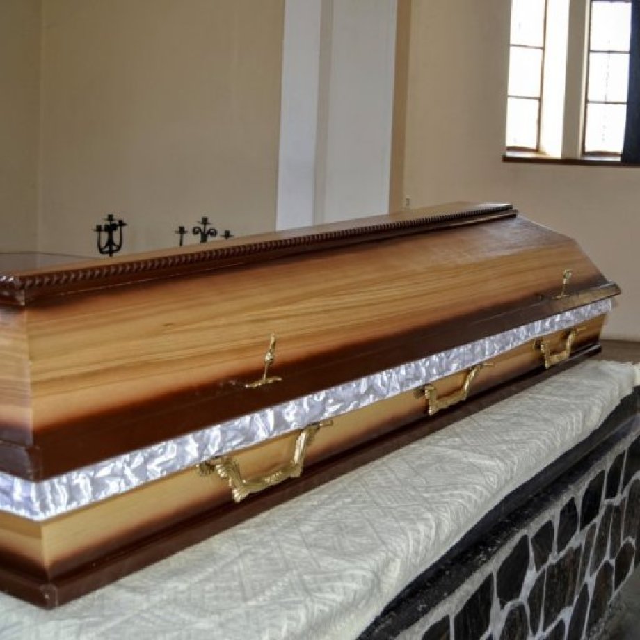 Полированный деревянный гроб
