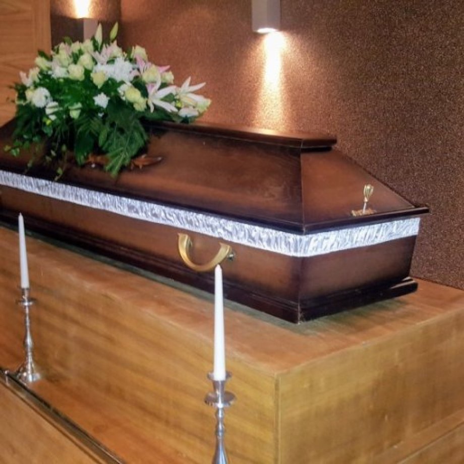 Полированный деревянный гроб