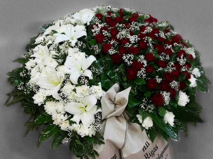 Bēru vainags no sarkanām rozēm, baltām lilijām un krizantēmām