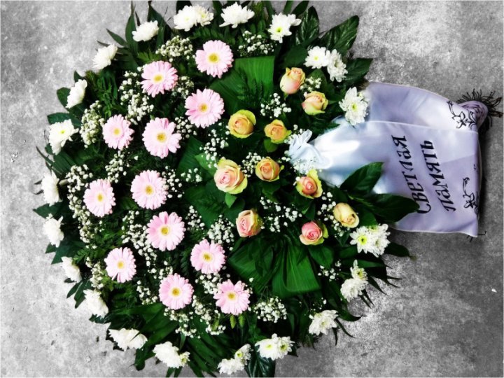 Funeral wreath, 90 cm in diameter, made from elegant freshly cut flowers in soft pink and white tones