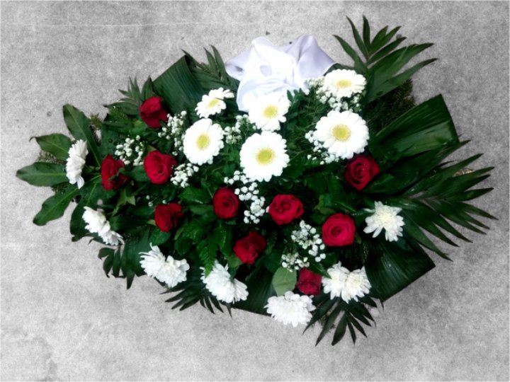 The morning spray is made of contrasting freshly cut flowers