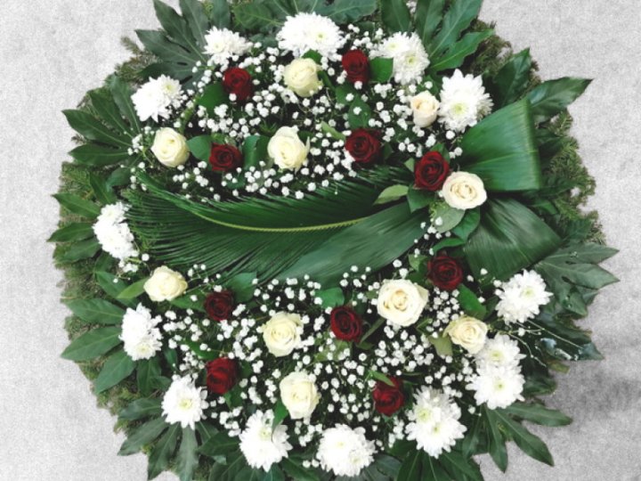 Funeral wreath made of two-coloured roses