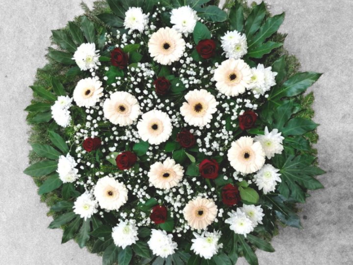 Bēru vainags ar gerberām un rozēm 80 cm Nr.119