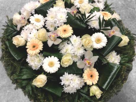 Funeral wreath made of four types of flowers