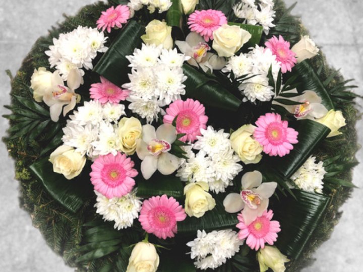 Bēru vainags no četriem ziedu veidiem