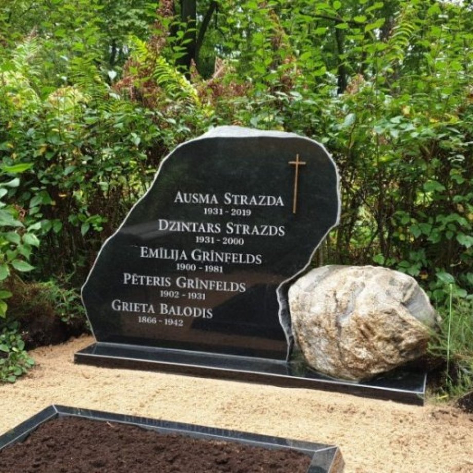 Granite grave monument with boulder decor
