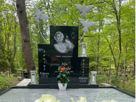 Granīta kapu pieminekļu ansamblis ar granīta baložiem GP-8