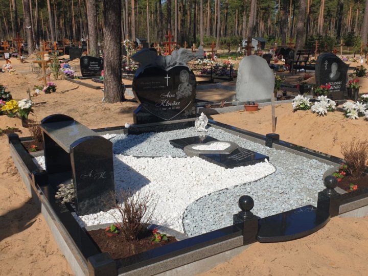 Grave beautification with a granite monument in the shape of a heart