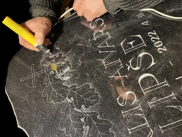 Engraving services on monuments and tombstones