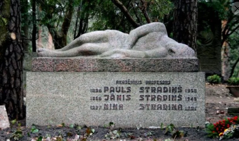 Памятник академику и профессору Паулсу Страдиньшу