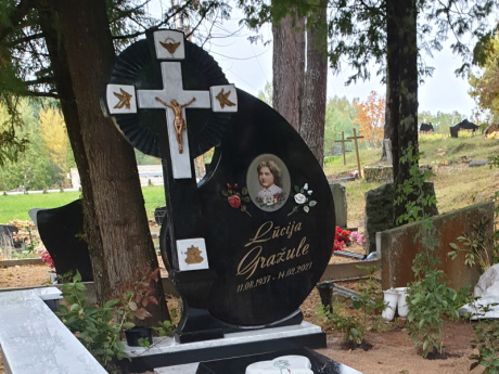 Granīta kapu piemineklis ar katoļu krustu GP-17