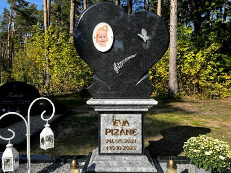 Ekskluzīvs kapu piemineklis ar sirsniņu centrā uz grezna postamenta GP-21