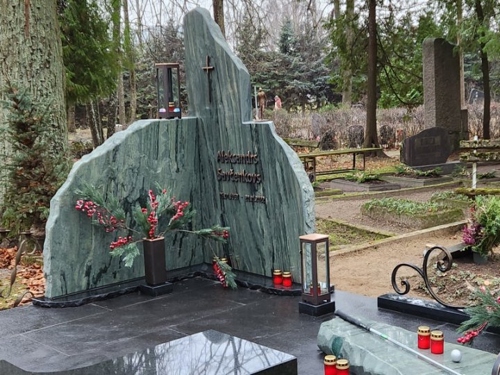 Melonite grave monument