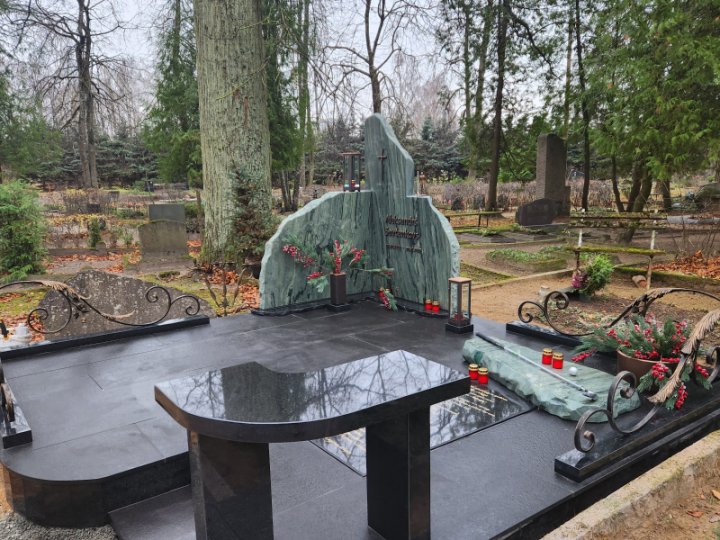 Grave monument made of melonite