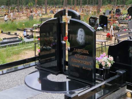 Granīta kapu piemineklis ar izgriezumu krusta formā GP-27