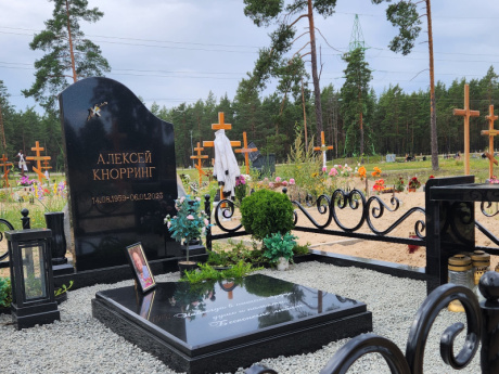 Granīta kapu piemineklis klasiskā stilā GP-28