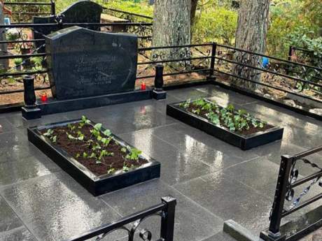 Granīta kapu piemineklis ar izliekto augšdaļu GP-29