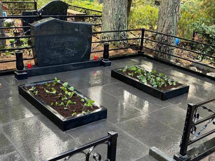Granite grave monument with a curved top