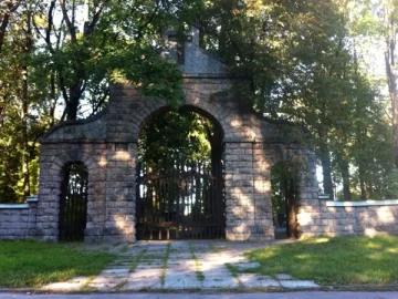 Slokas kapi — Varoņu iela, Jūrmala Logo