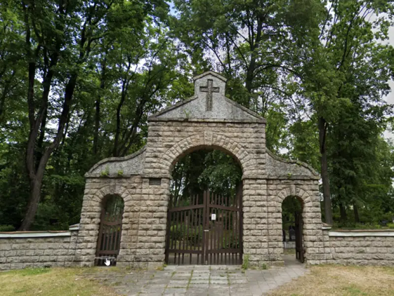 Slokas kapi — Varoņu iela, Jūrmala kapsēta ir pašvaldības pārziņā, un to apsaimnieko iestāde "Jūrmalas kapi"