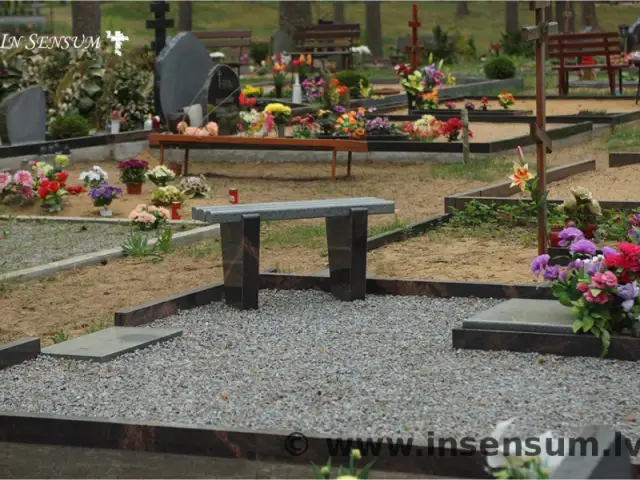 Гранитная скамейка для места захоронения