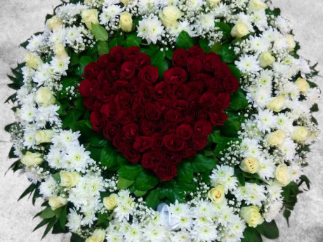 Exclusive funeral wreath with a heart