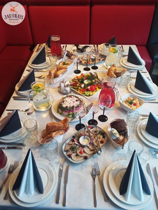 JAUTRAIS BRIEDIS: Bēru rīkošana banketu zālē.