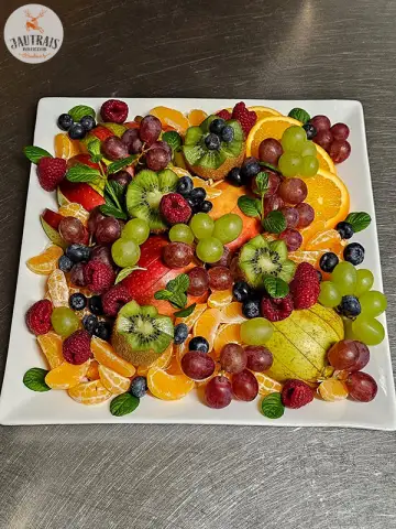 JAUTRAIS BRIEDIS: Bēru rīkošana banketu zālē.