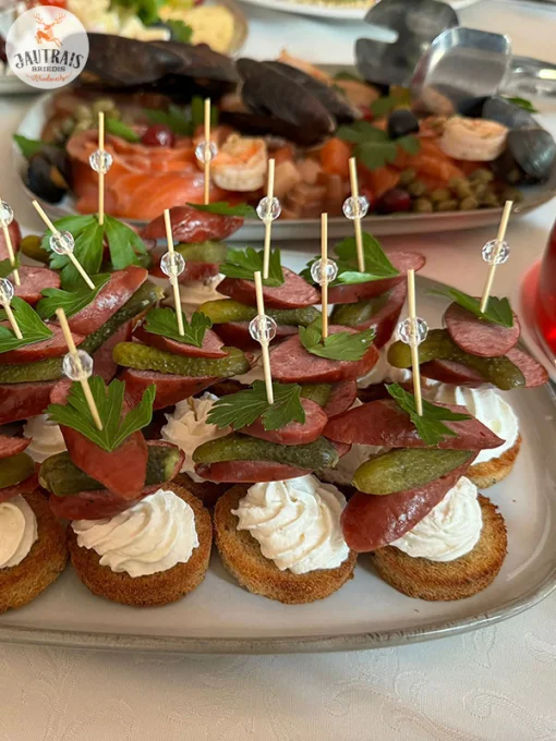 JAUTRAIS BRIEDIS: Bēru rīkošana banketu zālē.