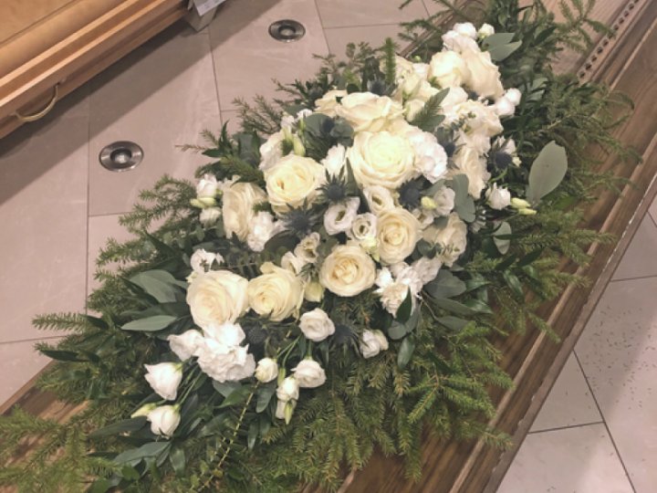 Ziedu kompozīcija zārka vākam Nr.195