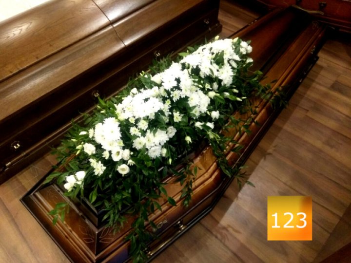 Ziedu kompozīcija zārka vākam Nr.123