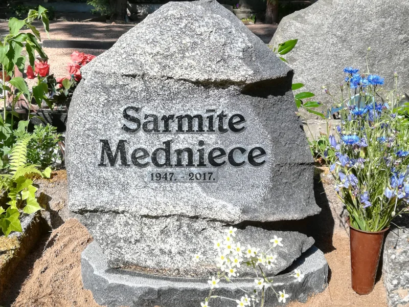 Gravestone made of boulder