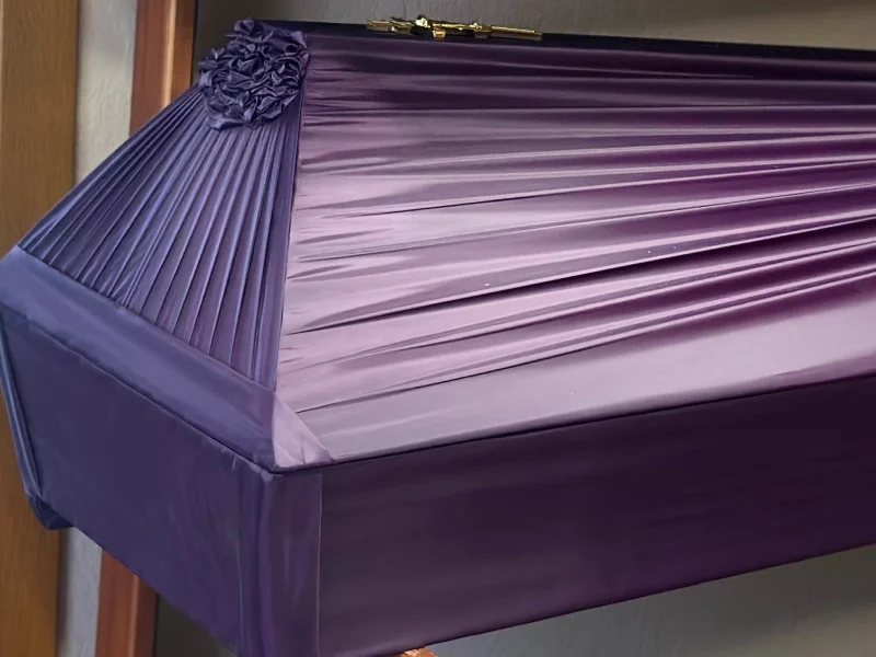 Драпированный деревянный гроб фиолетового цвета
