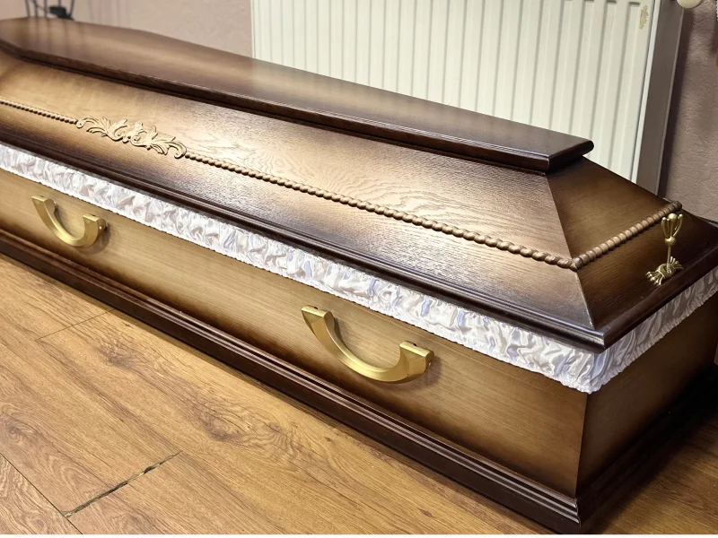 Деревянный гроб светлого цвета