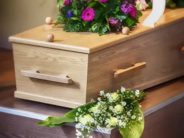 			Похоронные принадлежности и товары
	