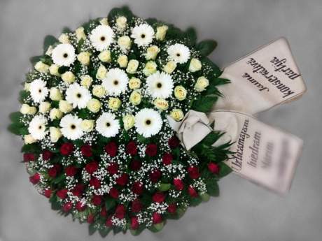 Bēru vainags bordo un  krēmkrāsas rozes  un baltās  gerberas Nr.62