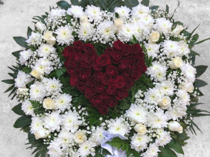 Ekskluzīvs bēru vainags ar sirdi Nr.171