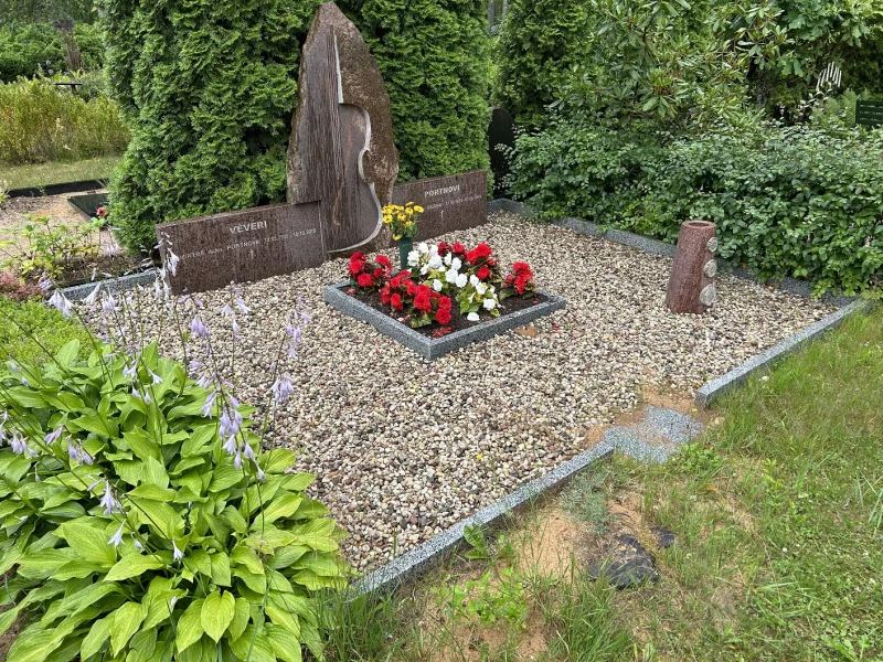 Sarkanbaltsarkanas akmens labiekārtojuma risinājums par skulpturālu mūzikas tēmu