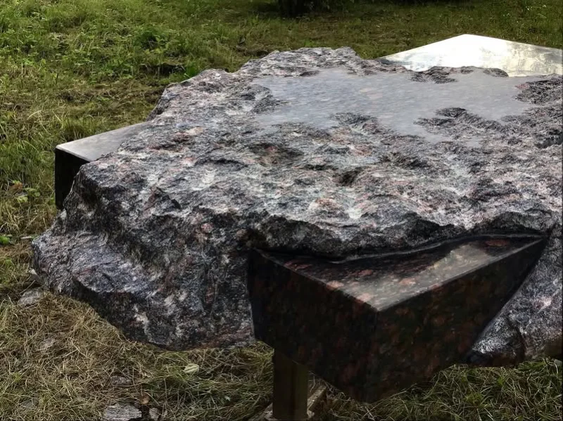 Itkā akmens sega, bet nē - viss viens akmens, tika dažādas  virsmas apstrādes