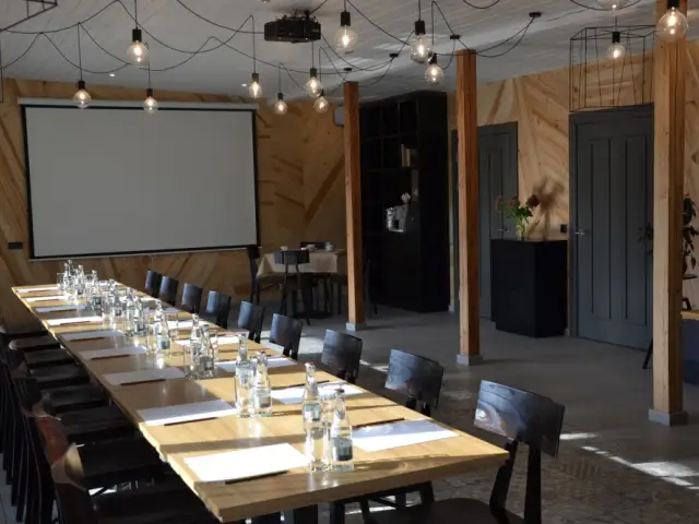 			Rezervēt banketa zāli bēru mielastam
	