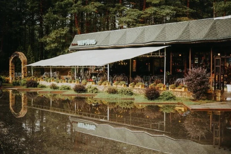 Karstās vasaras dienās Jūsu rīcībā ir terase ar nojumi, savukārt ziemas laikā restorāna zāle ar vēsturisku auru un banketu-semināru zāle ar kamīnu.