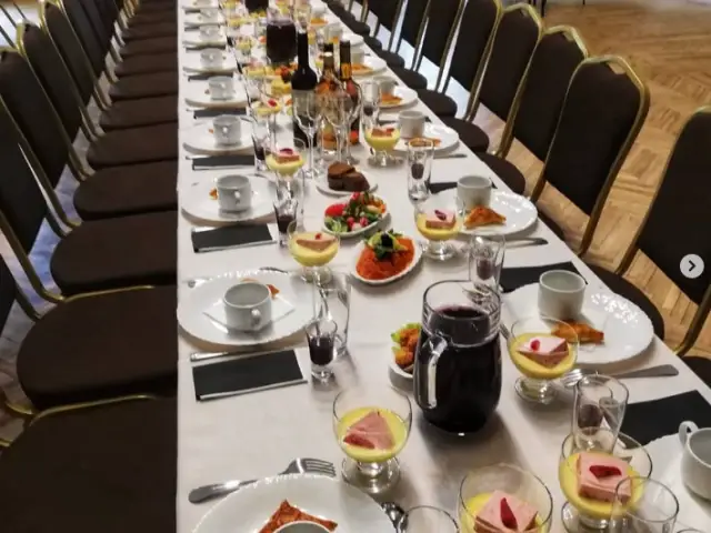 			Rezervēt banketa zāli bēru mielastam
	