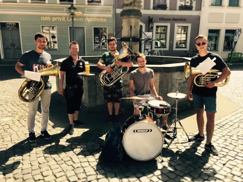 Latvian Memorial Brass garantē jums kvalitatīvu bēru ceremonijas muzikālo noformējumu
