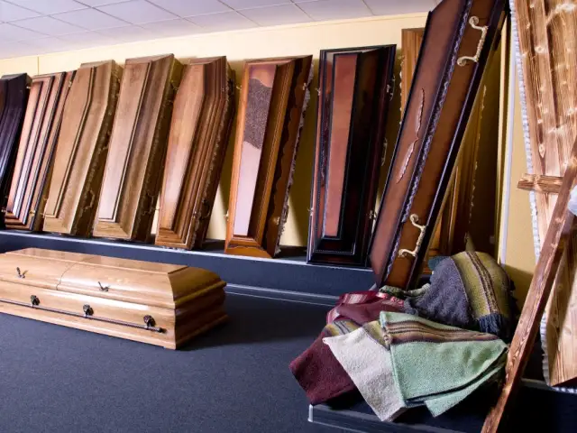 			Похоронные принадлежности и товары
	