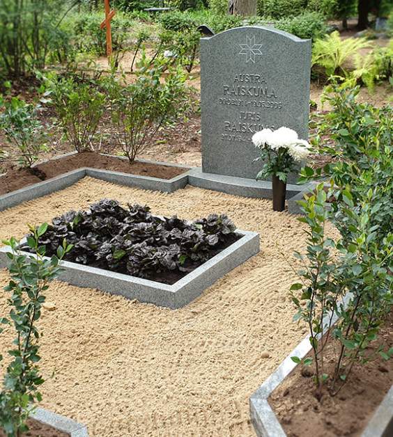 Žogu, soliņu, vāžu uzstādīšana, bruģa ieklāšana, pieminekļu restaurācija, dekoratīvo bronzas, koka un metāla izstrādājumu montāža